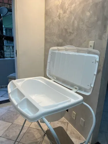 BANHEIRA KIDDO COM SUPORTE E TROCADOR 