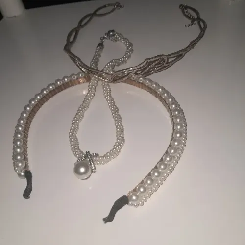 Acessórios para doação: tiaras, colar, cílios postiços