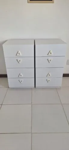 Vendo 02 cômodas 04 gavetas.