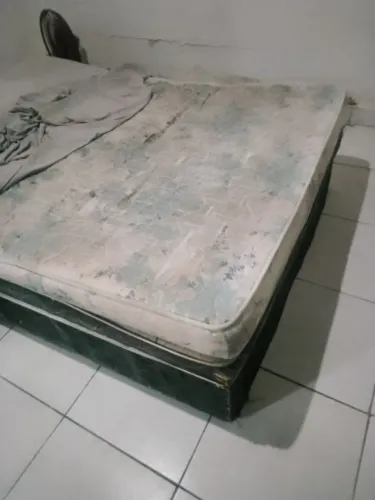 Cama box e colchão usados por 240 ENTREGO 