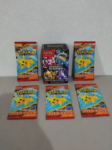 5 Pacotes de Cards Pokémon Promocionais McDonald's Happy Set 2025 + Destino de Paldea TCG