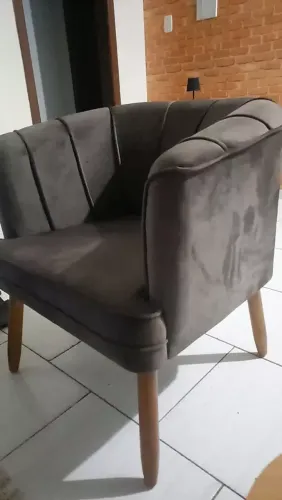 Poltrona Aconchegante para Sala de Estar Tecido Veludo Confortável Pés de Madeira Resisten