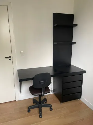 Escrivaninha com painel e cadeira