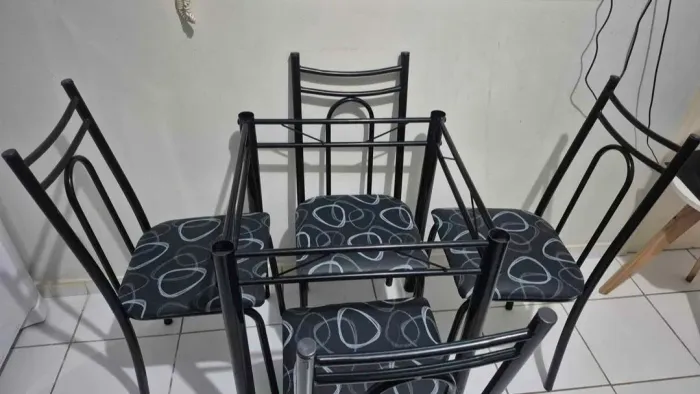 Vendo estrutura de mesa com Quatro Lugares