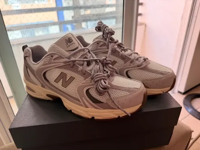 ? Tênis New Balance 530 Unissex Original ? ? Novo, sem uso ? Tamanho: 42 ? Cor neutra,