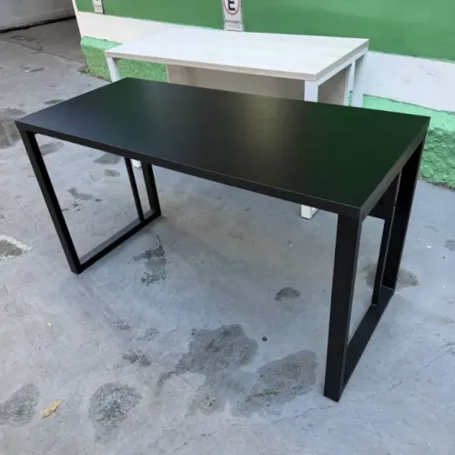 mesa preta estilo industrial de escritório