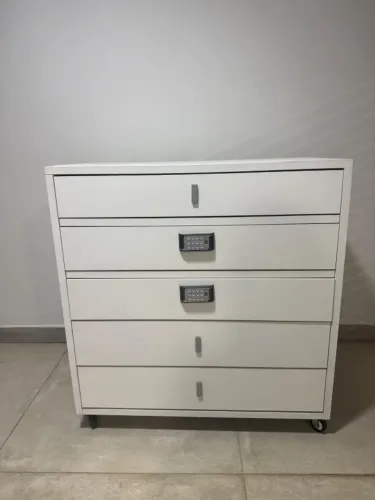 Cômoda grande com gavetas-cofre