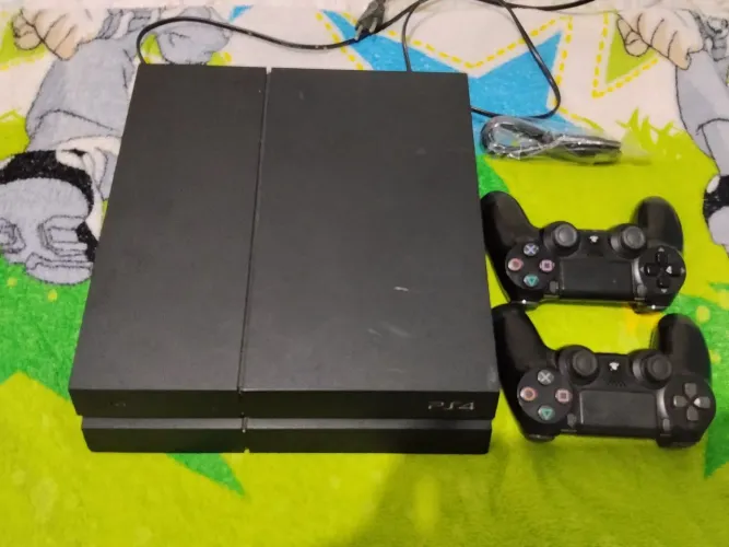 PS4 a venda com dois controles muito barato na versão 12.50 pronto pra desbloquear 