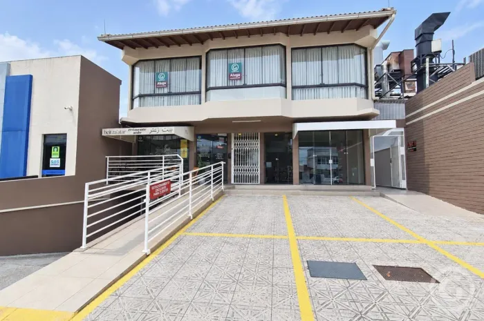 Studio mobiliado com garagem no bairro Santa Mônica