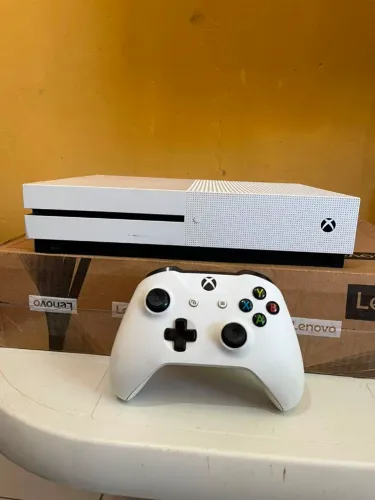 XBOX ONE S - TOTALMENTE FUNCIONAL, CONTROLE SEM PROBLEMAS