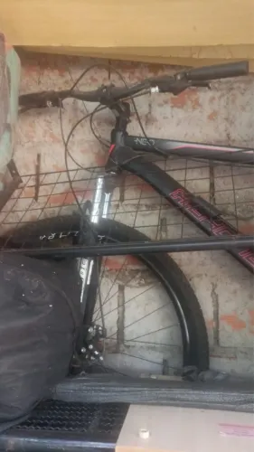 bicicleta High One Neo com quadro em alumínio preto e detalhes em vermelho