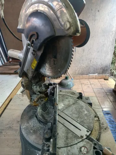 Máquina de corte de alumínio e madeira