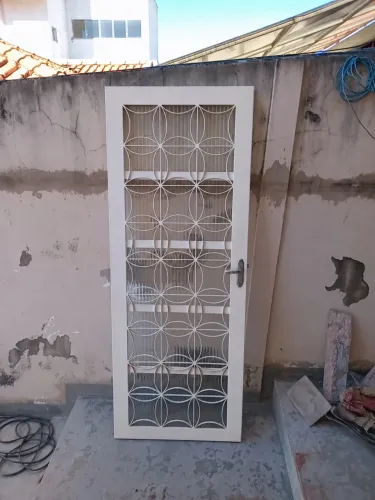 Porta e janela com todos os vidros