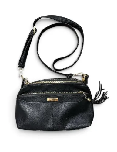 bolsa preta com detalhes dourados