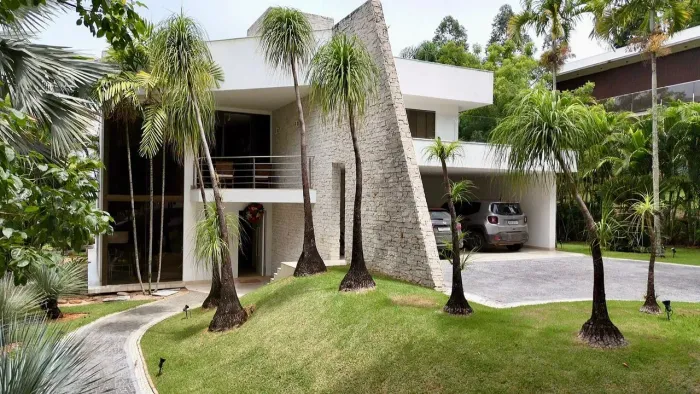 Sobrado de 600m² com 04 suítes plenas à venda no Residencial Aldeia do Vale.