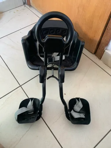 Vende-se uma cadeirinha pra carregar criança de 1a 4 anos, interessado chama no pv!