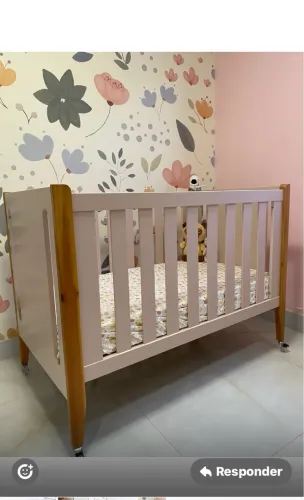 Berço infantil na cor rose e lateral amadeirado 