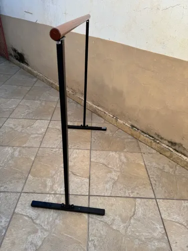 Vendo uma barra para ballet semi nova