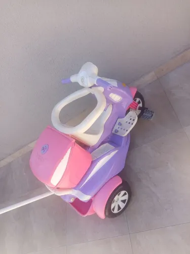 Motoca calesita com Baú Menina