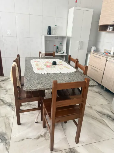 Mesa de mármore com 4 cadeiras