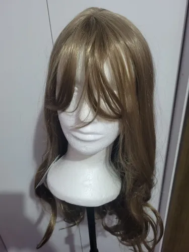 Peruca sintética loiro escuro com franja, ideal para Cosplay e nunca utilizada