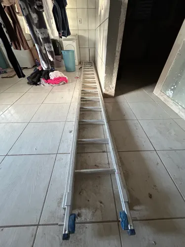 Vendo uma escada de alumínio 30 degraus 