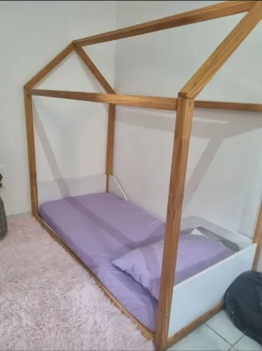 Cama montessoriana infantil