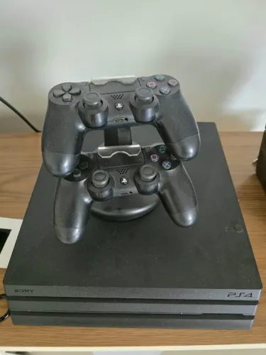 PS4 Pro 1 TB Com 23 Jogos em midia fisica, 2 controles e carregador