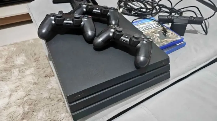 ? PlayStation 4 Pro 1TB + 3 Jogos + Acessórios - Completo!