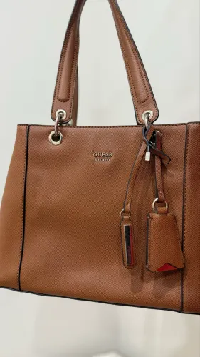 Bolsa caramelo Guess