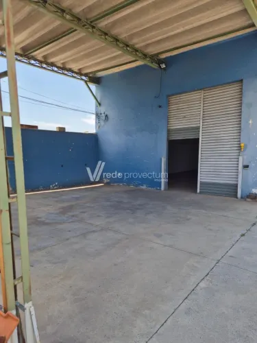 Galpão comercial, esquina em avenida, acesso a rodovia, vagas para mais de 20 veículos.