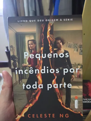 Pequenos Incêndios por toda Parte - Celeste NG