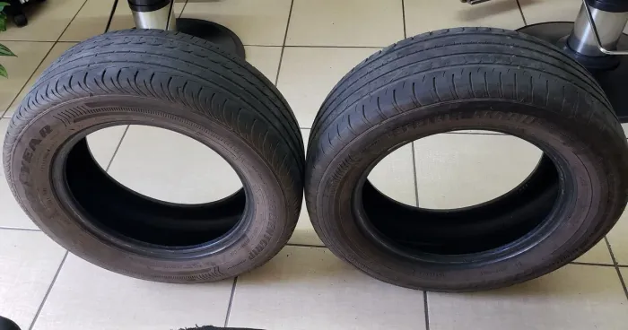 Pneu goodyear 205/60/R15 meia vida tenho 2 Part.