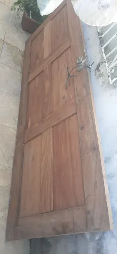 Porta, pia de cozinha e louça de banheiro