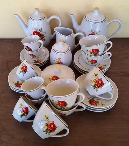 LINDO JOGO COMPLETO PARA CHÁ E CAFÉ EM PORCELANA CIDAMAR COM DELICADO DECALQUE FLORAL.