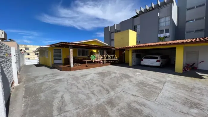 À venda em Coqueiros! 700m², 3 quartos e área externa com churrasqueira
