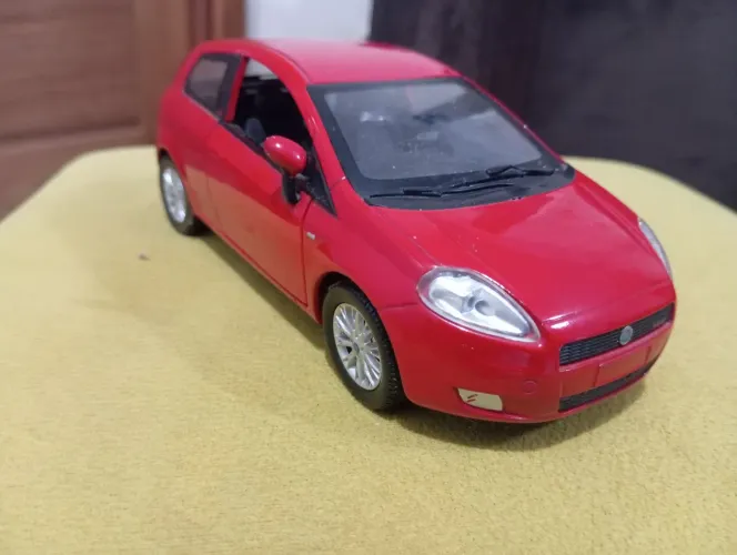 Miniatura Fiat Punto escala 1/24