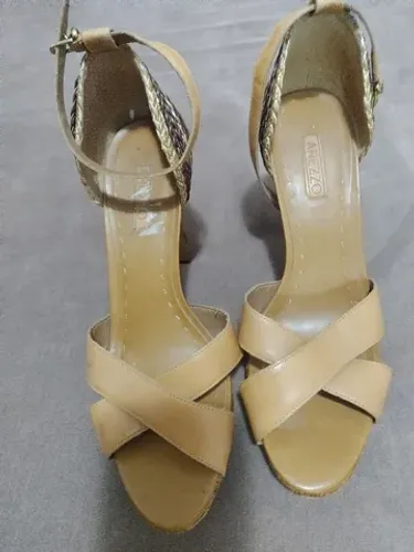 Sandália salto alto couro cru e trabalhada em capim dourado, Arezzo, num 39