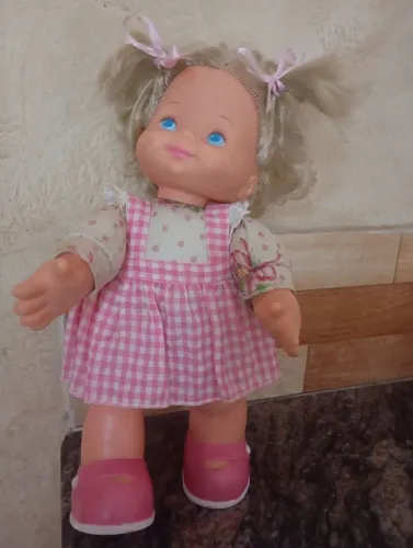 Antiga boneca bate palminha da estrela,bata suas mãos e ela canta.Funciona a pilha