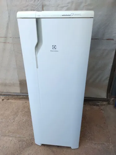 Geladeira Electrolux Frost Free muito conservada com garantia
