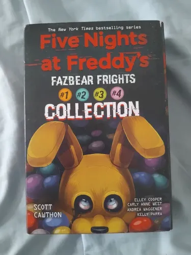 Box Five Nights at Freddy's - Fazbear Frights (em inglês)