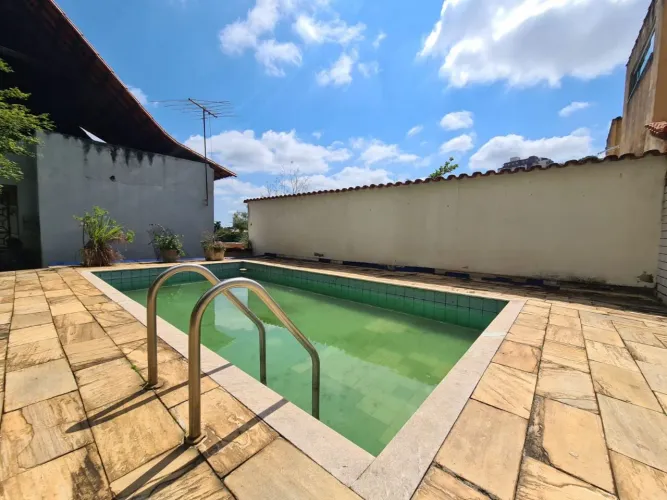 RM Imóveis vende casa de 04 quartos e piscina próximo ao Shopping Del Rey