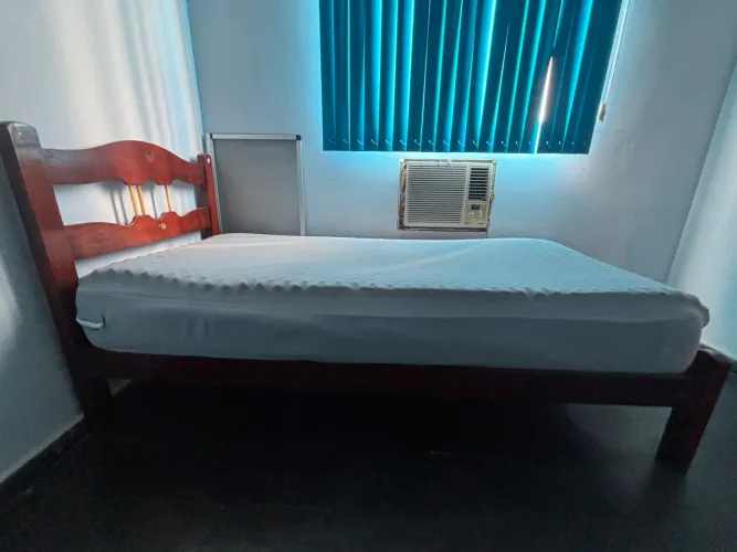 Cama e colchão de solteiro
