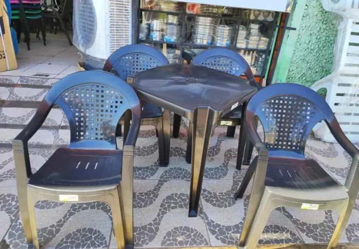 Conjunto de mesa com 4 cadeiras de plástico