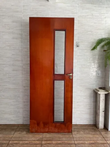 Porta de madeira com vidro