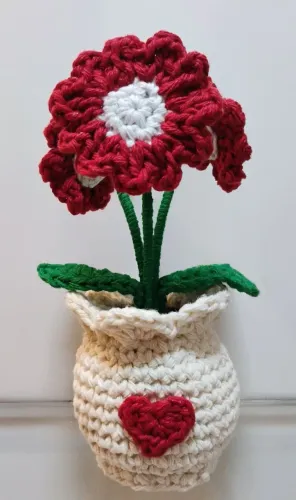 Vaso com flores de crochê