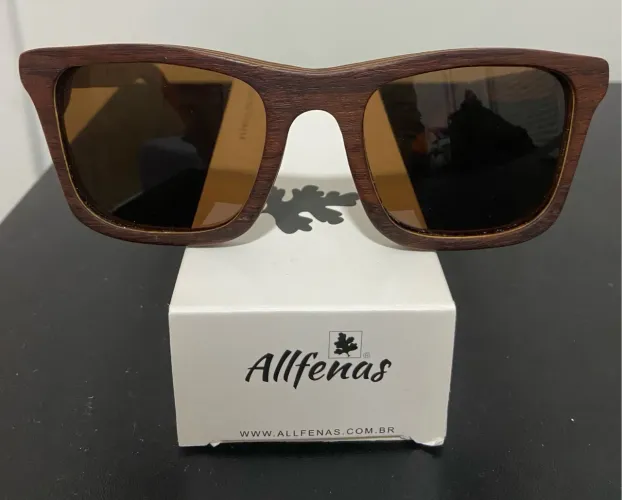 Óculos de sol com armação de madeira - Alfenas