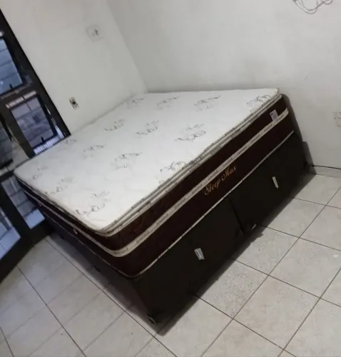 Cama queen size com colchão alto e confortável