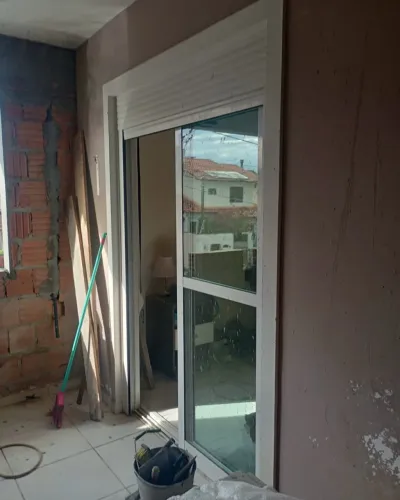 Vende-se 2 portas e 1 janela