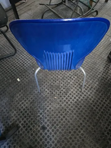 Cadeira Plástica Azul com Estrutura Metálica - Conforto e Estilo! ?